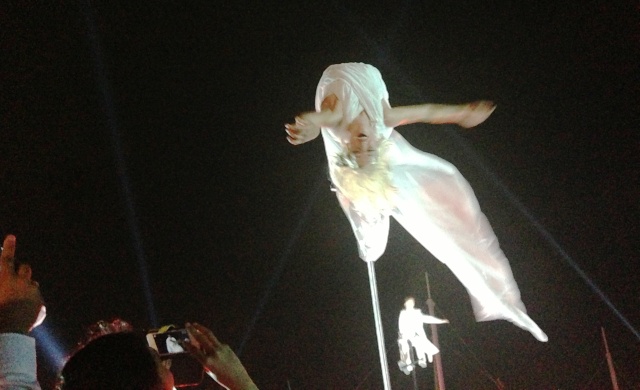 Acrobats at Diner En Blanc