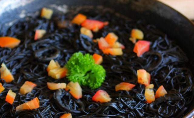 Fideua negra at Don Quijote