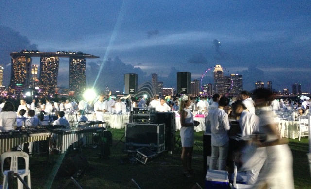 Setting up at Diner En Blanc