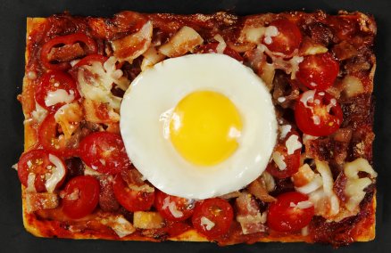 Bacon breakfast pizza