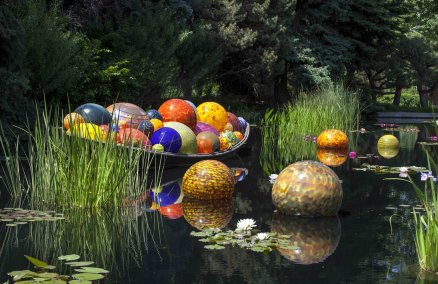 Dale Chihuly Float Boat, 2014 Denver Botanic Gardens © Chihuly Studio. All Rights Reserved.