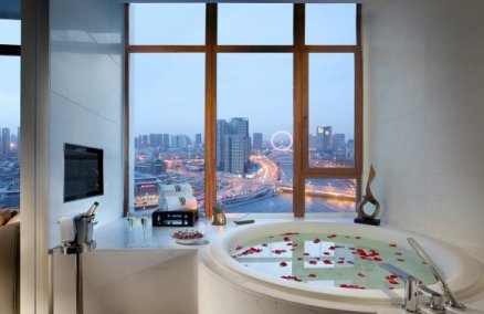 Deluxe riverside retreat at Banyan Tree Tianjin Riverside 