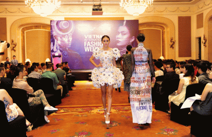 Nguyen Cong Tri Couture Showcase at the VIFW Press Conference
