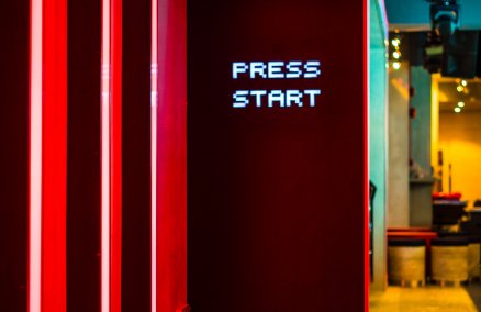 NINETEEN80's Entrance