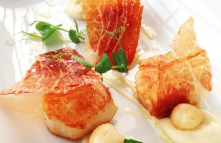 Pan seared scallops, cauliflower and dried Serrano ham at Salt grill
