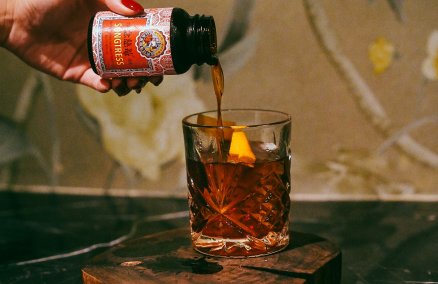 Songstress from Mona Lounge