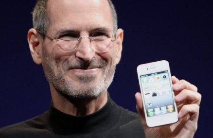 Steve Jobs with the white iPhone 4