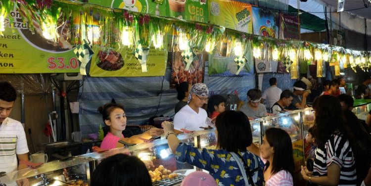 Hari Raya Bazaar 2014 at Geylang Serai. Photo credit: Jnzl.
