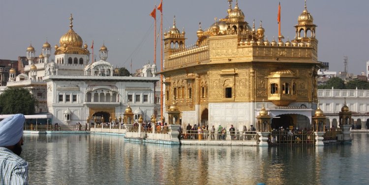 Golden Temple, Amritsar - Photo by Arian Zwegers via Flickr
