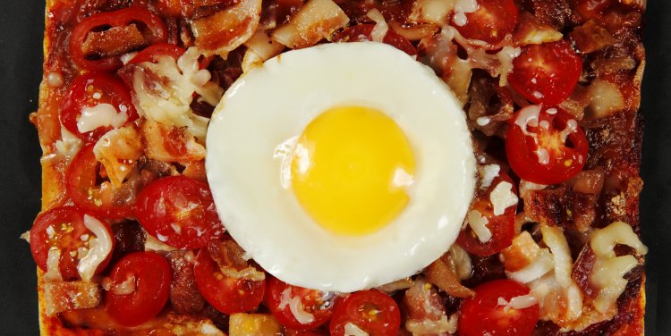 Bacon breakfast pizza