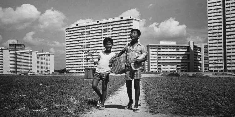Boys selling curry puffs at Marine Parade. All photos by Lim Kwong Ling 