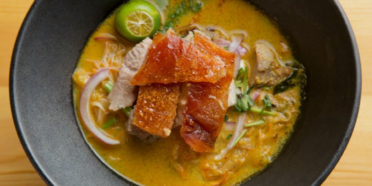 Cebu Bellychon Curry Noodles with Salted Vegetable and Lime