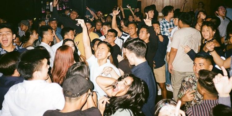 This is the 90s party at Cherry Discotheque