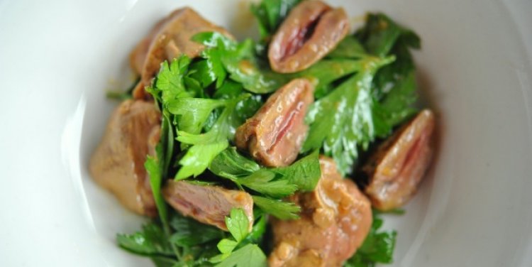 Chicken heart and parsley salad