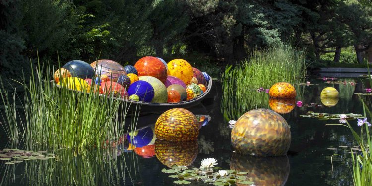 Dale Chihuly Float Boat, 2014 Denver Botanic Gardens © Chihuly Studio. All Rights Reserved.