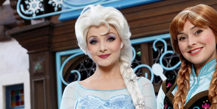 Anna and Elsa at Hong Kong Disneyland's Frozen Fantasy Gardens Village