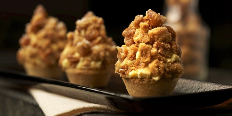 Durian macadamia nut crumble tartlet
