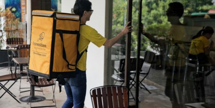 Honestbee delivery man