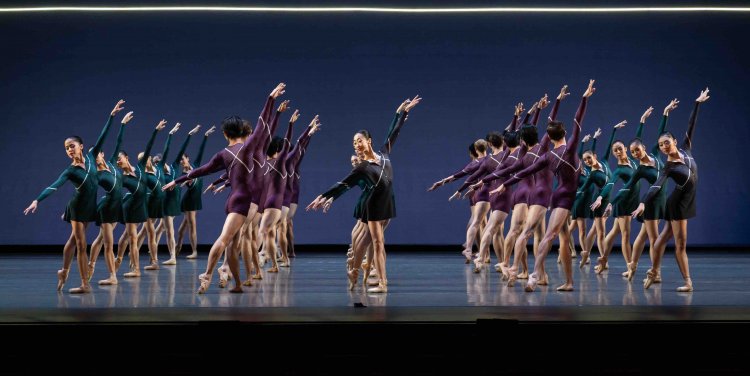 Singapore Dance Theatre (Credit: Bernie Ng)