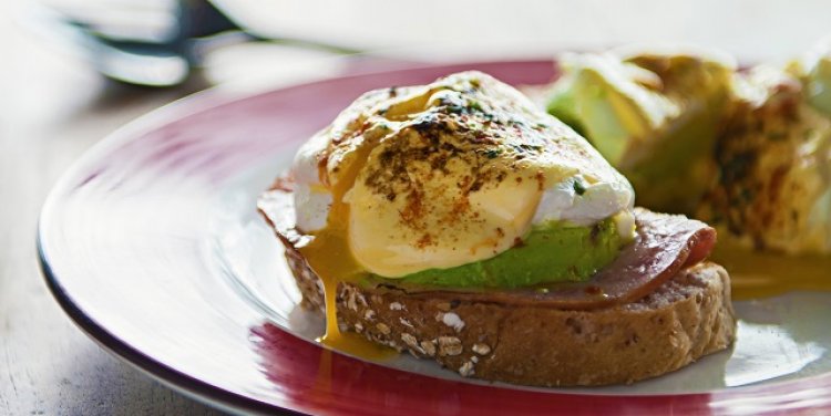 Avocado eggs benedict at Lola's Cafe, Singapore