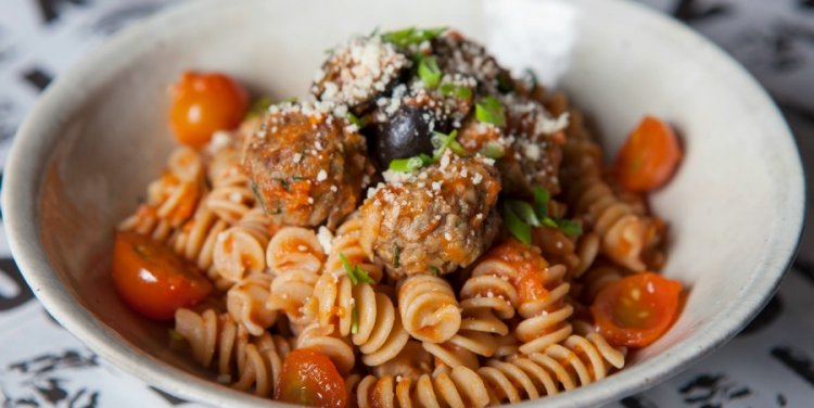 YOLO's meatballs and pasta