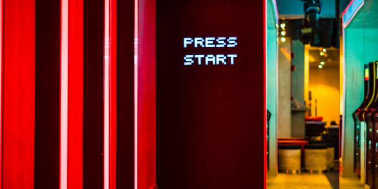 NINETEEN80's Entrance