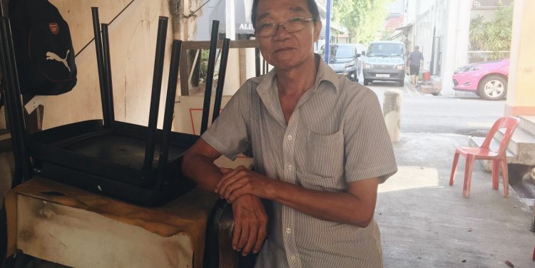 Mr Tan Boon Kee at his Aliwal Street back alley barber shop