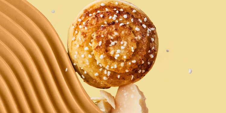 Rrooll's Sweet Cheese cinnamon roll ($3.10)