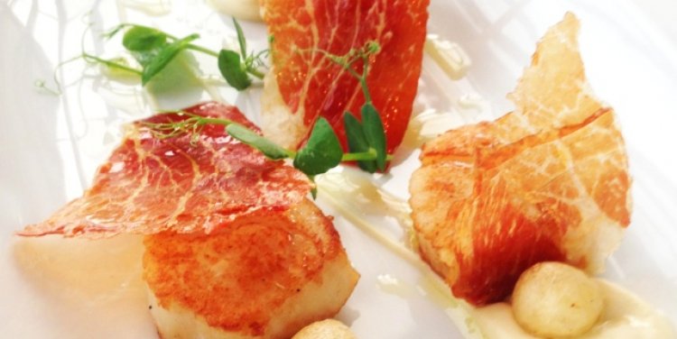 Pan seared scallops, cauliflower and dried Serrano ham at Salt grill