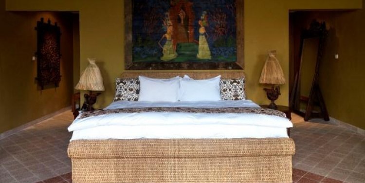 Tugu Bali and Tugu Lombok