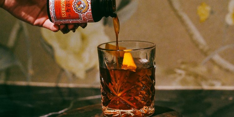 Songstress from Mona Lounge