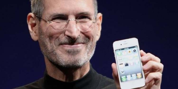 Steve Jobs with the white iPhone 4