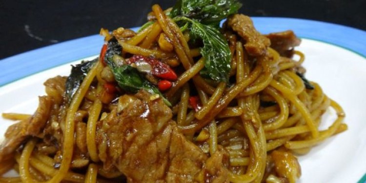 Stir-fry spaghetti at Spicy Thai-Thai Cafe