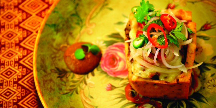 Stuffed idli with scamorza cheese and mint coriander pesto