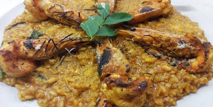 Curry risotto with grilled prawns