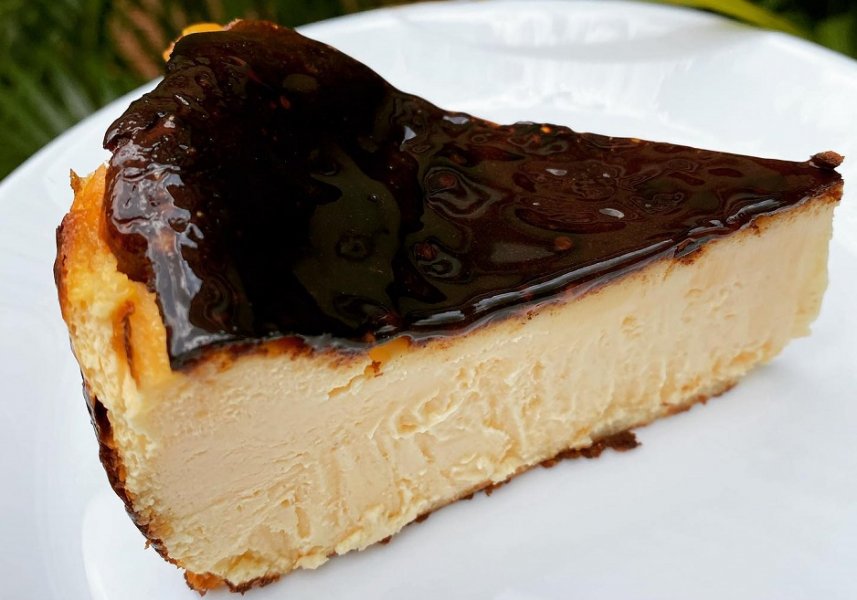 Burnt cheesecake Singapore with heavily scorched top and creamy core