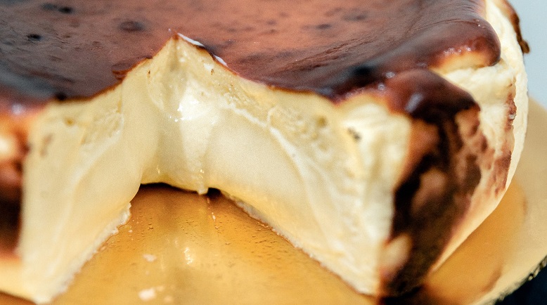 Regular basque burnt cheesecake with delicious cream cheese and molten centre