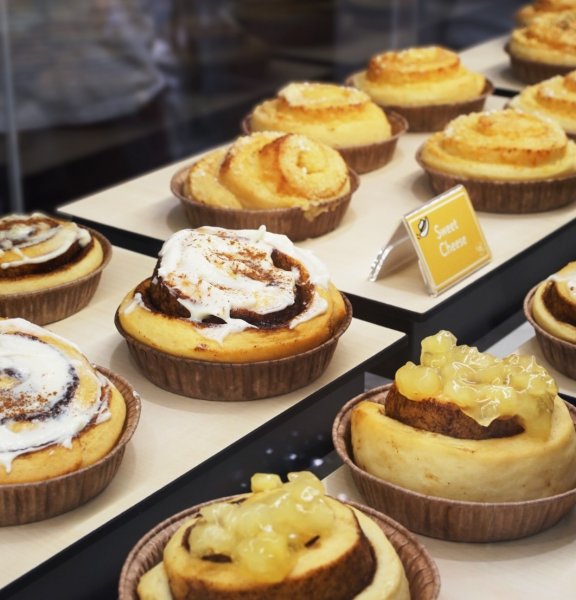 , Rrooll, Singapore’s latest specialty cinnamon roll concept opens at Jewel with sweet and savoury delights