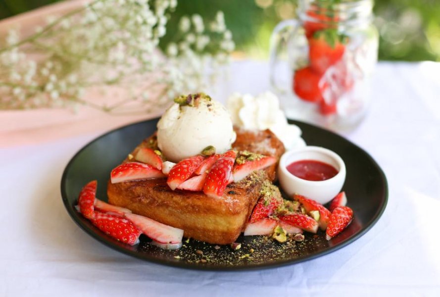 udders ice cream on waffle with strawberries