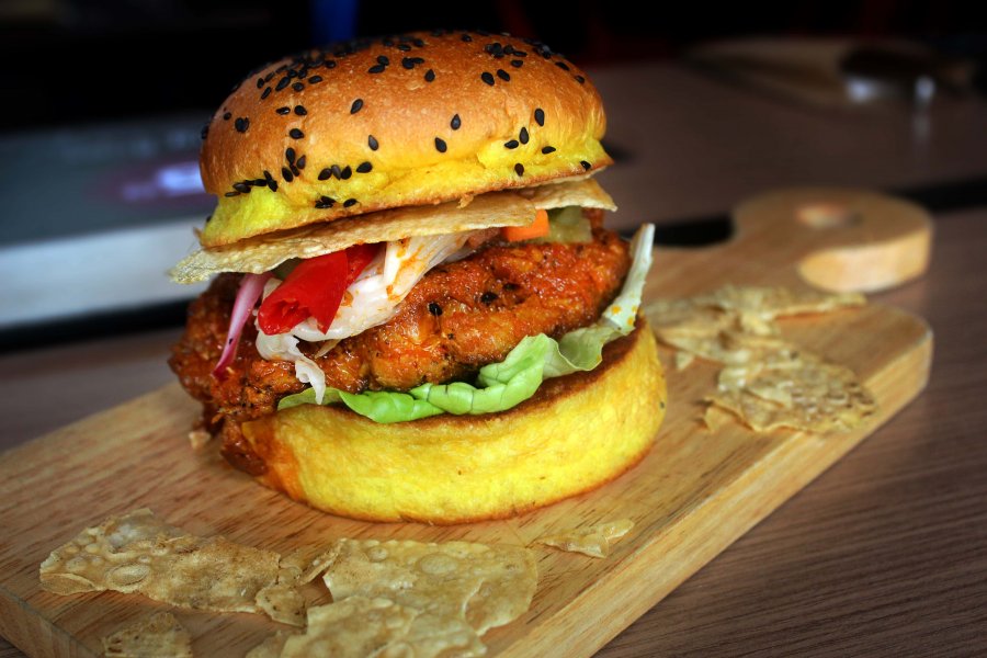 , Enjoy the aroma of rendang with this burger at 25 Degrees